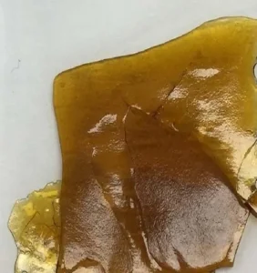4 grams of GSC Shatter (Girl Scout Cookies THC concentrate) displayed on a surface – Pure THC UK